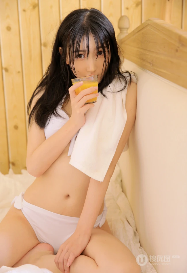 大眼睛，小鼻子，俏皮可爱浅粉少女肩带家居服居家室内气质吸睛写真