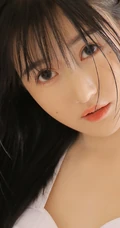 大眼睛，小鼻子，俏皮可爱浅粉少女肩带家居服居家室内气质吸睛写真