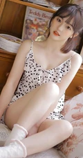圆圆的脸蛋真可爱，肩带衣波点短裤睡衣浅粉白皙少女室内写真美照