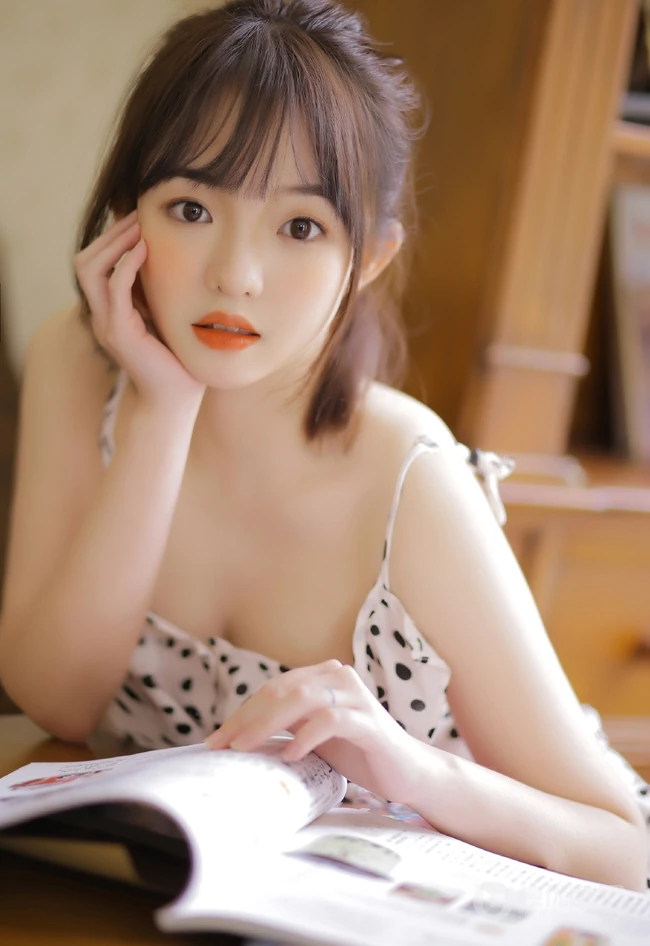 圆圆的脸蛋真可爱，肩带衣波点短裤睡衣浅粉白皙少女室内写真美照