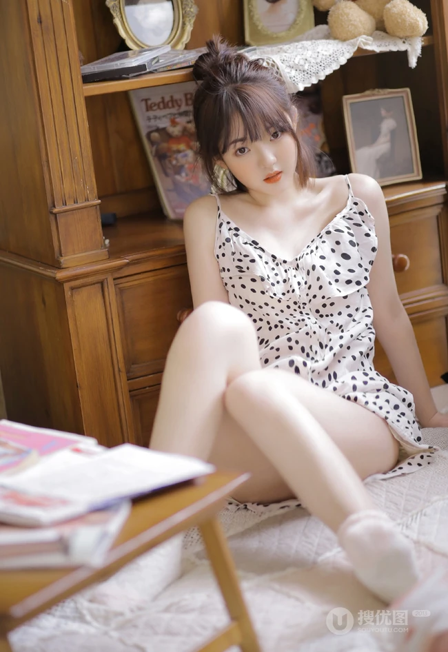 圆圆的脸蛋真可爱，肩带衣波点短裤睡衣浅粉白皙少女室内写真美照