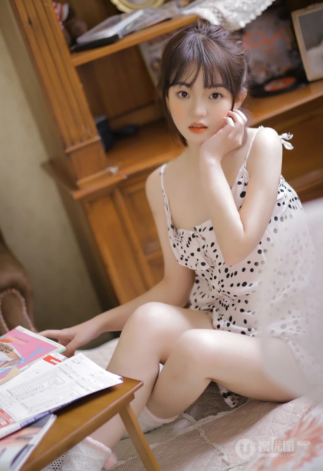 圆圆的脸蛋真可爱，肩带衣波点短裤睡衣浅粉白皙少女室内写真美照