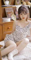 圆圆的脸蛋真可爱，肩带衣波点短裤睡衣浅粉白皙少女室内写真美照