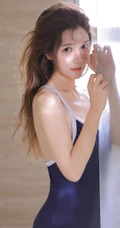 有卧蚕的女孩笑起来真好看，紧身肩带泳装少女浴室玩水清透写真图片