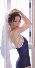有卧蚕的女孩笑起来真好看，紧身肩带泳装少女浴室玩水清透写真图片