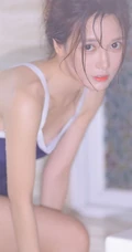 有卧蚕的女孩笑起来真好看，紧身肩带泳装少女浴室玩水清透写真图片