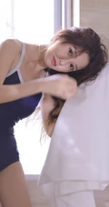 有卧蚕的女孩笑起来真好看，紧身肩带泳装少女浴室玩水清透写真图片