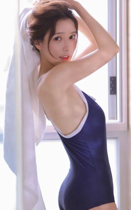有卧蚕的女孩笑起来真好看，紧身肩带泳装少女浴室玩水清透写真图片