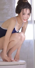 有卧蚕的女孩笑起来真好看，紧身肩带泳装少女浴室玩水清透写真图片
