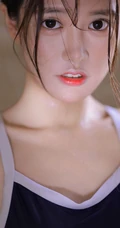 有卧蚕的女孩笑起来真好看，紧身肩带泳装少女浴室玩水清透写真图片