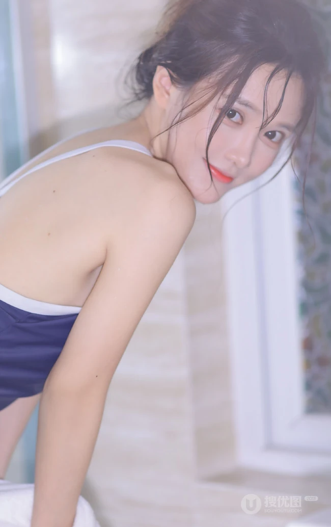 有卧蚕的女孩笑起来真好看，紧身肩带泳装少女浴室玩水清透写真图片