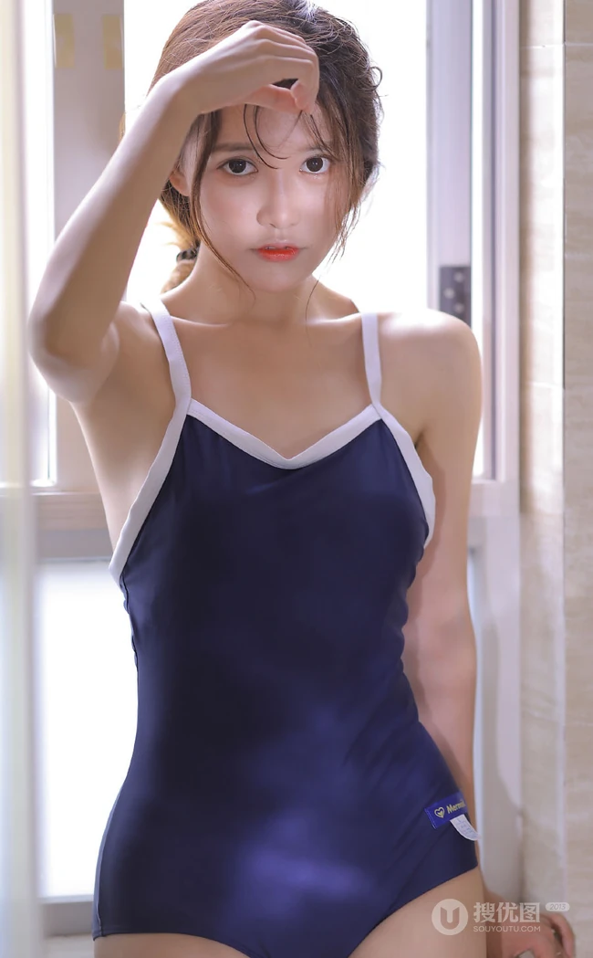 有卧蚕的女孩笑起来真好看，紧身肩带泳装少女浴室玩水清透写真图片