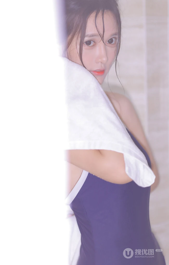 有卧蚕的女孩笑起来真好看，紧身肩带泳装少女浴室玩水清透写真图片