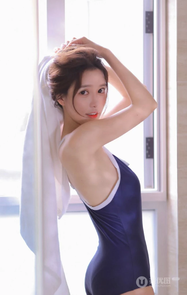 有卧蚕的女孩笑起来真好看，紧身肩带泳装少女浴室玩水清透写真图片