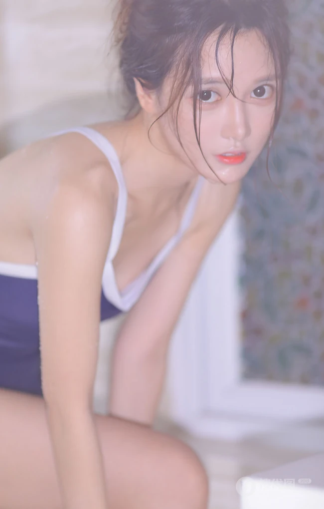有卧蚕的女孩笑起来真好看，紧身肩带泳装少女浴室玩水清透写真图片