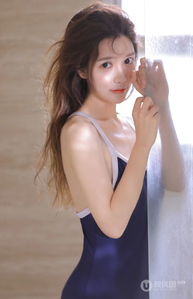 有卧蚕的女孩笑起来真好看，紧身肩带泳装少女浴室玩水清透写真图片