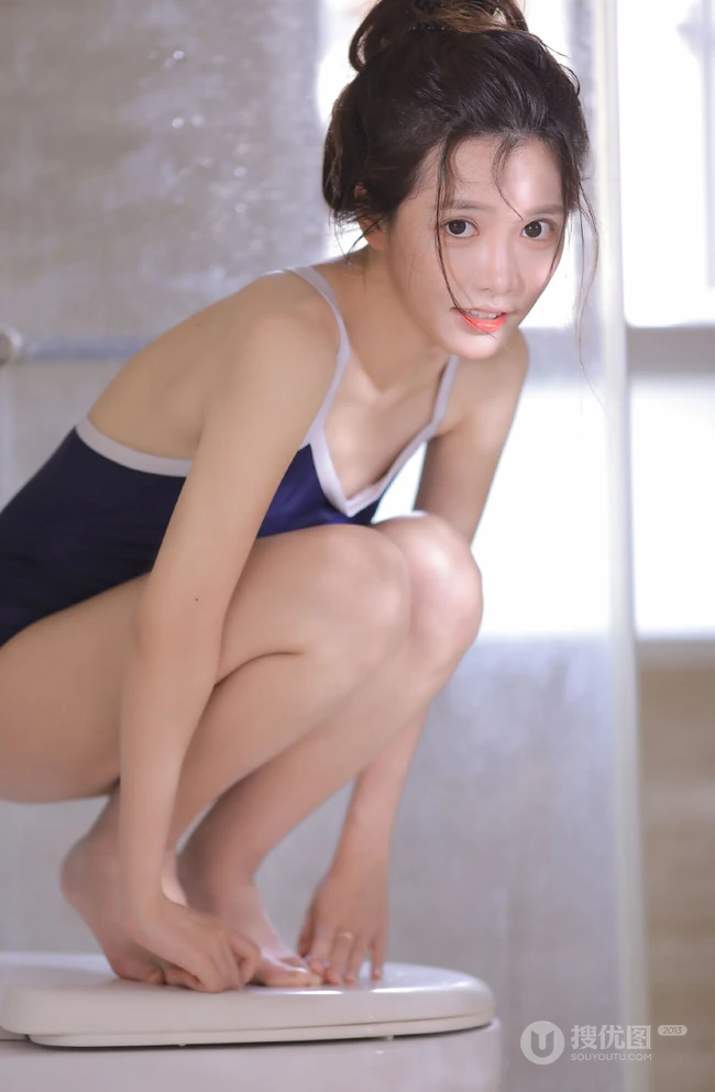 有卧蚕的女孩笑起来真好看，紧身肩带泳装少女浴室玩水清透写真图片