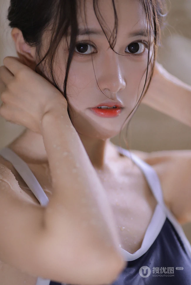 有卧蚕的女孩笑起来真好看，紧身肩带泳装少女浴室玩水清透写真图片