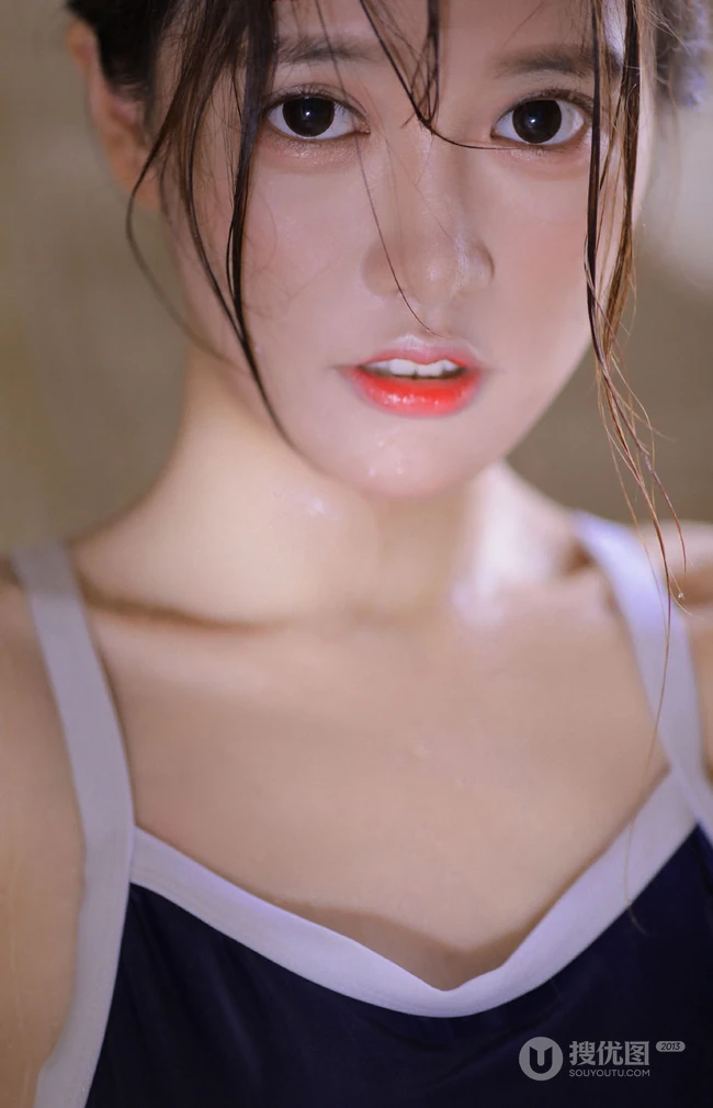 有卧蚕的女孩笑起来真好看，紧身肩带泳装少女浴室玩水清透写真图片