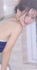 有卧蚕的女孩笑起来真好看，紧身肩带泳装少女浴室玩水清透写真图片