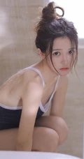 有卧蚕的女孩笑起来真好看，紧身肩带泳装少女浴室玩水清透写真图片