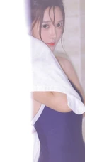 有卧蚕的女孩笑起来真好看，紧身肩带泳装少女浴室玩水清透写真图片