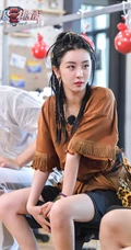 赵小棠脏辫发型酷潮装扮《极限挑战6》花絮剧照图片