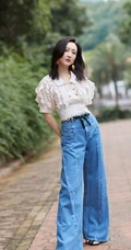 王鸥白衣淑女装搭配阔腿牛仔裤女人味十足街拍写真