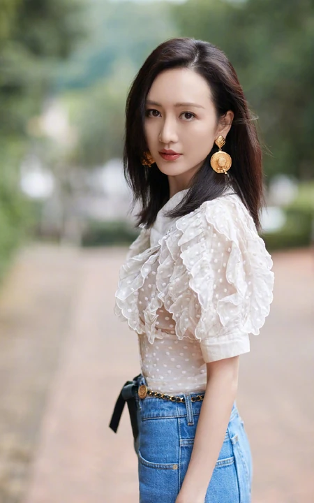 王鸥白衣淑女装搭配阔腿牛仔裤女人味十足街拍写真