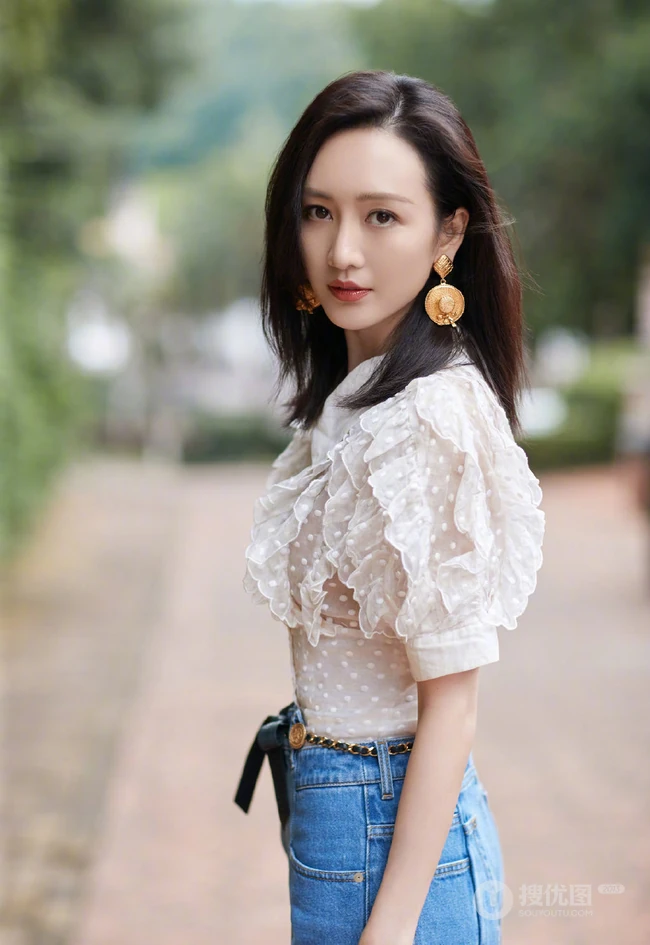 王鸥白衣淑女装搭配阔腿牛仔裤女人味十足街拍写真
