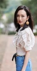 王鸥白衣淑女装搭配阔腿牛仔裤女人味十足街拍写真
