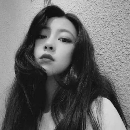 纯黑白女生头像，女生专用高冷，伤感，背影等真实女生黑白头像图片