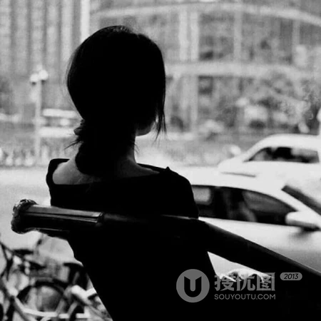 纯黑白女生头像，女生专用高冷，伤感，背影等真实女生黑白头像图片