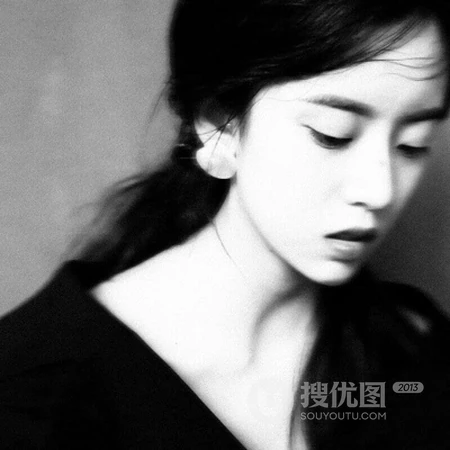 纯黑白女生头像，女生专用高冷，伤感，背影等真实女生黑白头像图片