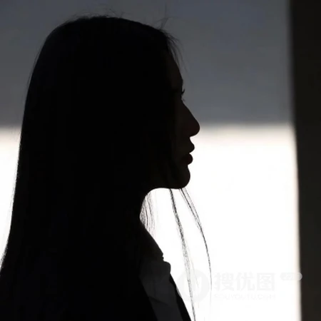 纯黑白女生头像，女生专用高冷，伤感，背影等真实女生黑白头像图片