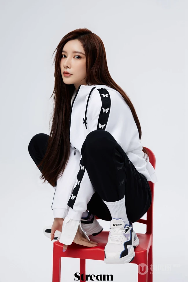 戴燕妮时尚百变少女感十足写真，多套服饰，诠释个性时尚阳光女孩魅力
