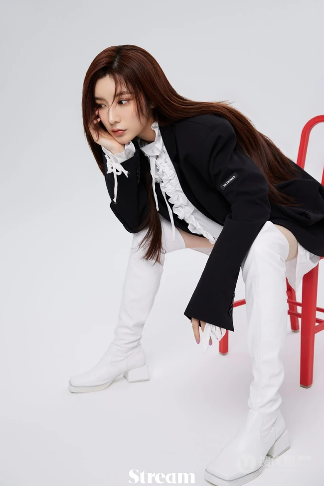 戴燕妮时尚百变少女感十足写真，多套服饰，诠释个性时尚阳光女孩魅力