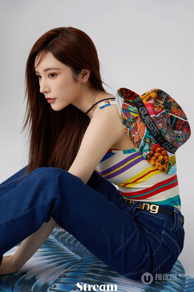戴燕妮时尚百变少女感十足写真，多套服饰，诠释个性时尚阳光女孩魅力
