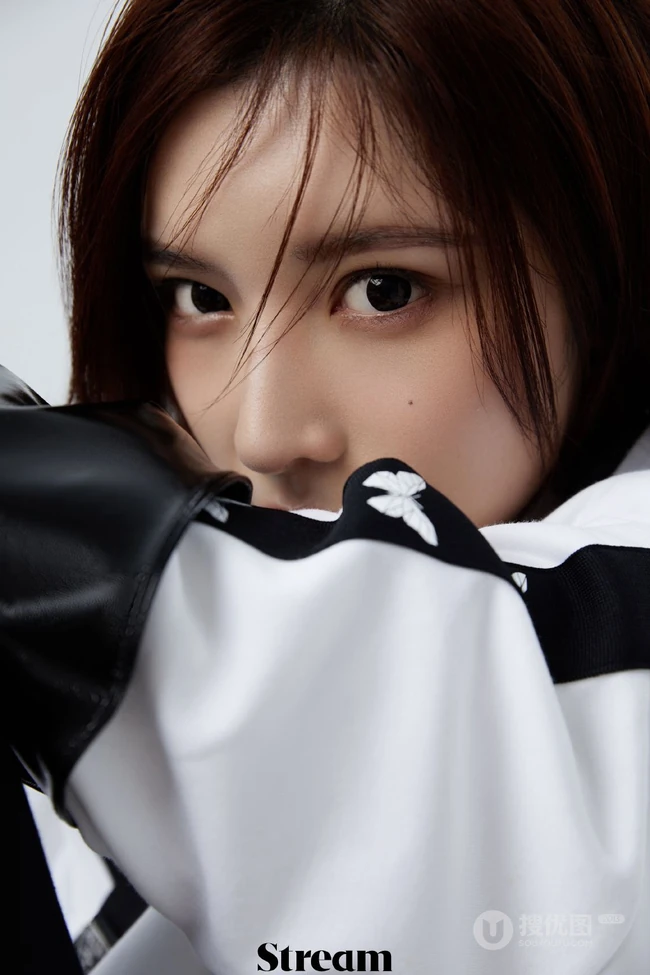 戴燕妮时尚百变少女感十足写真，多套服饰，诠释个性时尚阳光女孩魅力