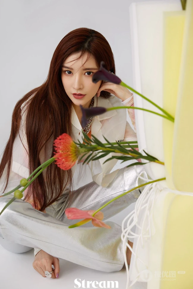 戴燕妮时尚百变少女感十足写真，多套服饰，诠释个性时尚阳光女孩魅力