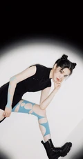 娜娜的腿真是太美啦！双丸子头造型欧阳娜娜紧身国潮风黑旗袍气质写真