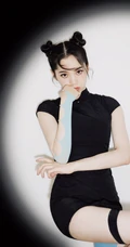 娜娜的腿真是太美啦！双丸子头造型欧阳娜娜紧身国潮风黑旗袍气质写真