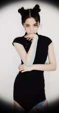 娜娜的腿真是太美啦！双丸子头造型欧阳娜娜紧身国潮风黑旗袍气质写真