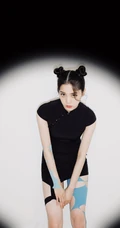 娜娜的腿真是太美啦！双丸子头造型欧阳娜娜紧身国潮风黑旗袍气质写真