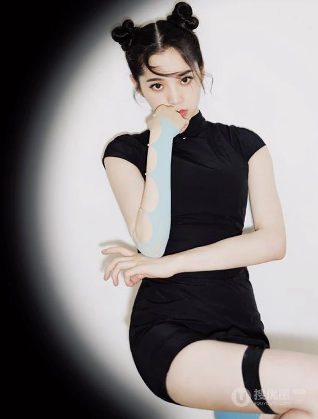 娜娜的腿真是太美啦！双丸子头造型欧阳娜娜紧身国潮风黑旗袍气质写真