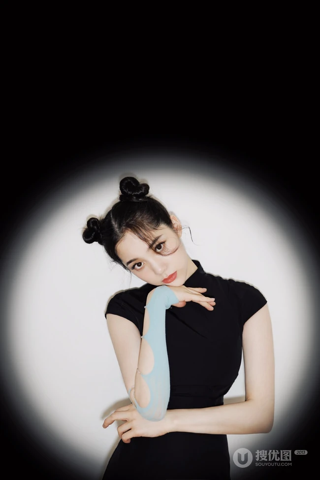 娜娜的腿真是太美啦！双丸子头造型欧阳娜娜紧身国潮风黑旗袍气质写真