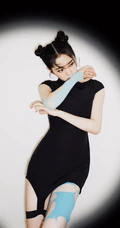 娜娜的腿真是太美啦！双丸子头造型欧阳娜娜紧身国潮风黑旗袍气质写真