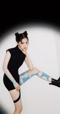 娜娜的腿真是太美啦！双丸子头造型欧阳娜娜紧身国潮风黑旗袍气质写真