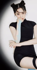 娜娜的腿真是太美啦！双丸子头造型欧阳娜娜紧身国潮风黑旗袍气质写真