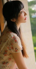 大眼睛女孩，齐刘海长发高挑线条感少女休闲小碎花短裤唯美写真图片